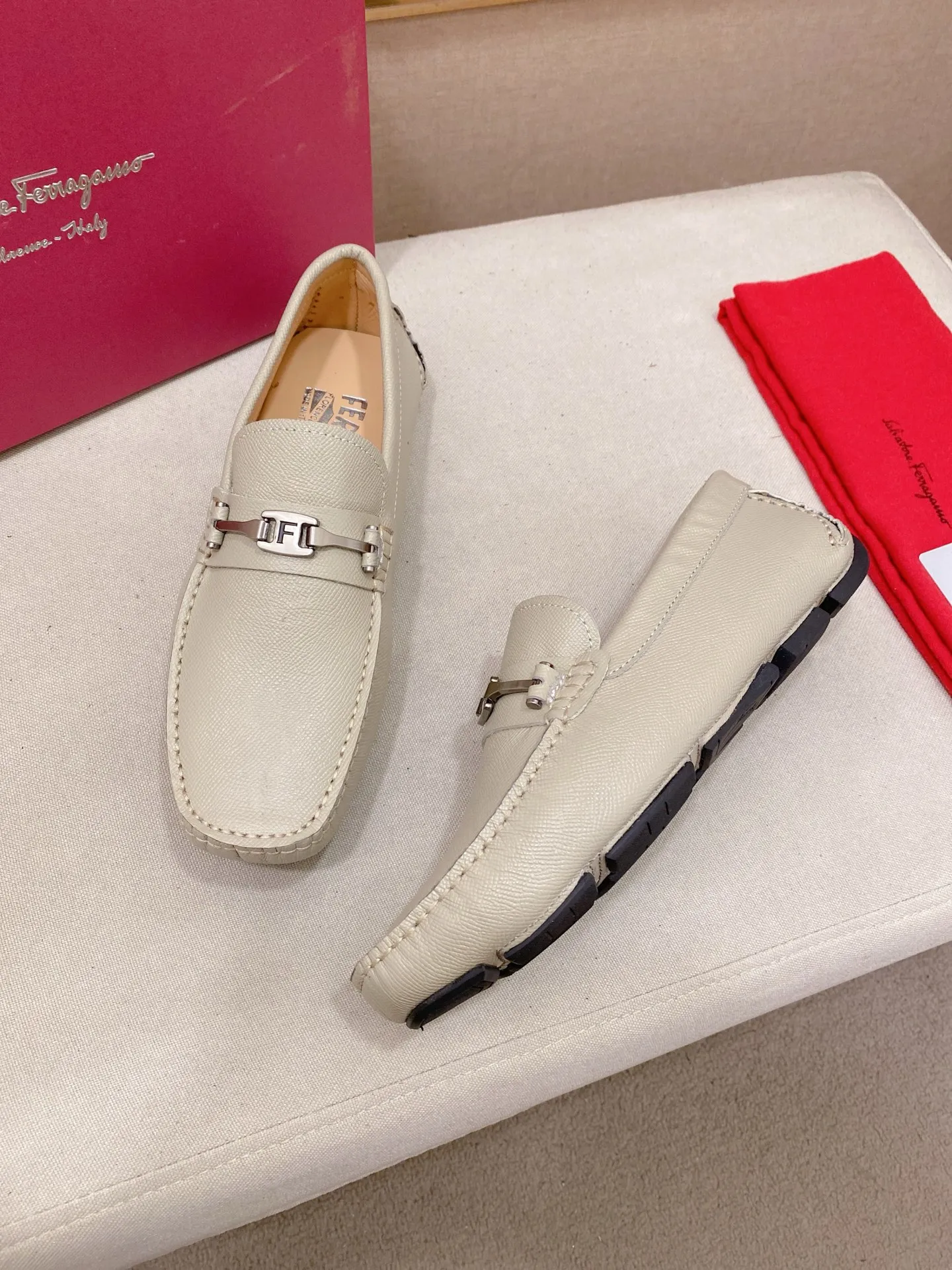 Factory price: 540💰High-end quality! Ferragamo🆕🆕Exclusive hot-selling products in stock🔥🔥New products on the shelves, high-quality Ferragamo men's pea shoes, high-end casual driving shoes, with complete packaging! 💪 💪 Material: imported first-layer cowhide 🐂 + imported high-quality water-dyed cowhide lining + wear-resistant outsole 👍🏻👍🏻 Features: high-end and comfortable, purely handmade 🚀 🚀 Create the perfect shoe that suits you best 🔥 🔥 Size: (38-44) 45 standard size can be customized!
